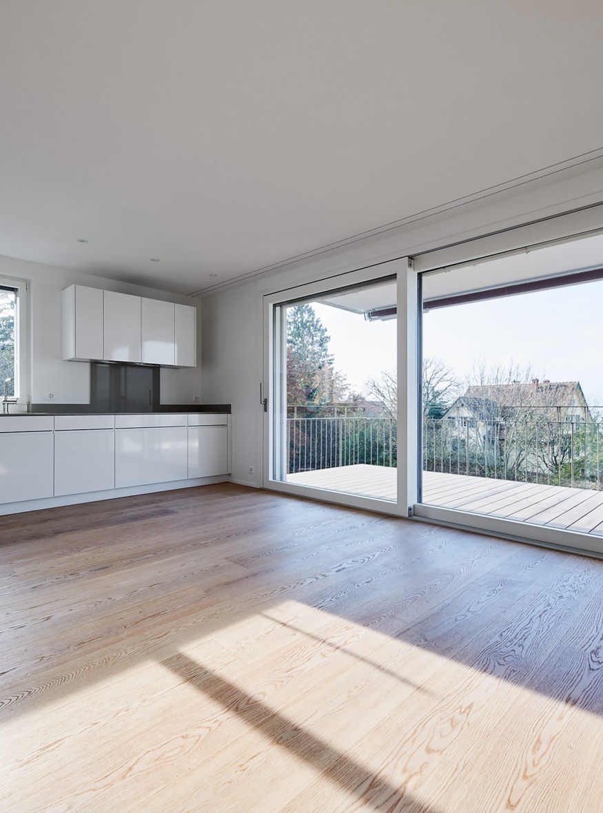 Kläusler Holz Metall Fenster L und Hebeschiebetür Mehrfamilienhaus Nahe Zürich