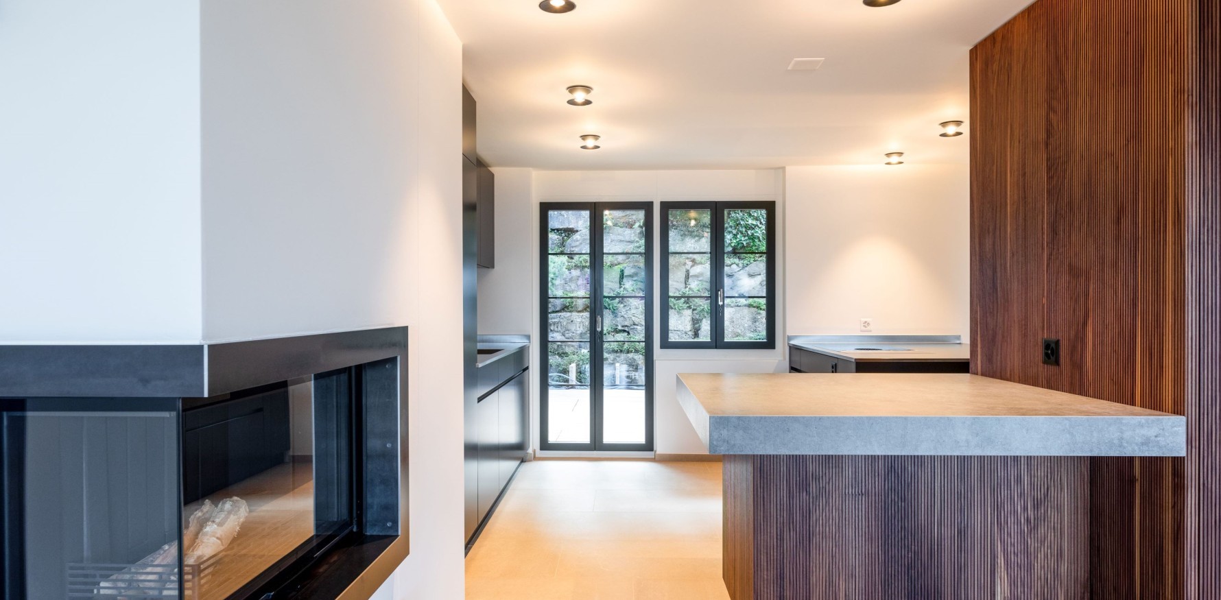 Kläusler Holz Metall Fenster L unterstreichen die hochwertige Materialisierung und Fargebung des Hauses.