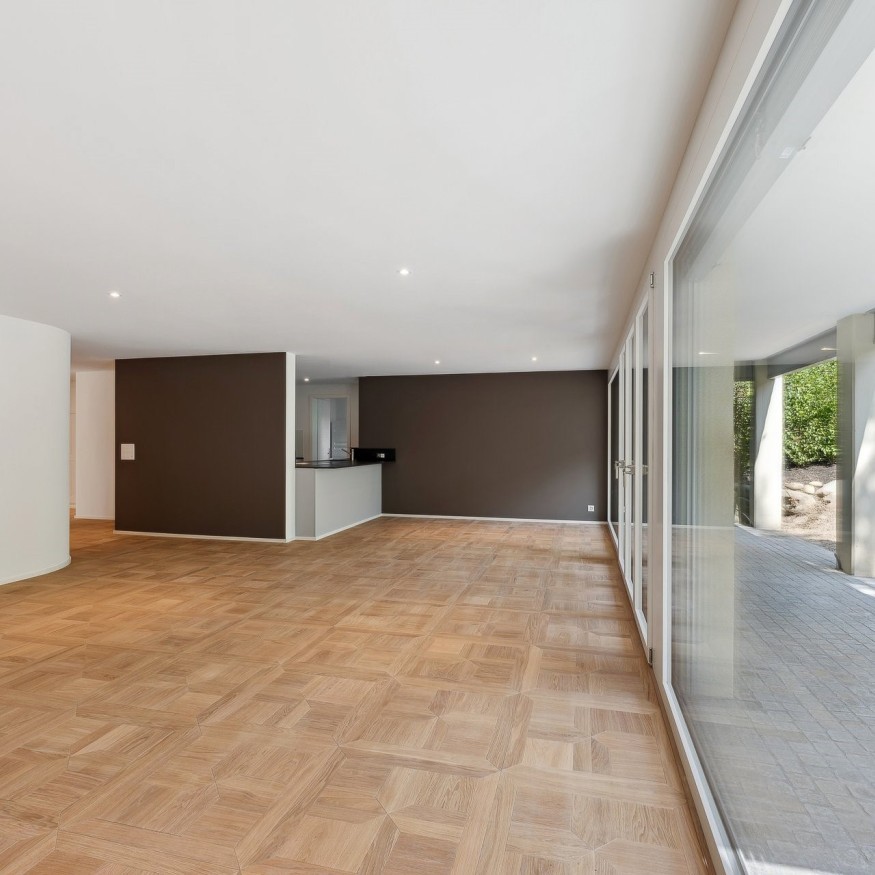 Kläusler Holz Metall Fenster L in Parterrewohnung in Zürich.
