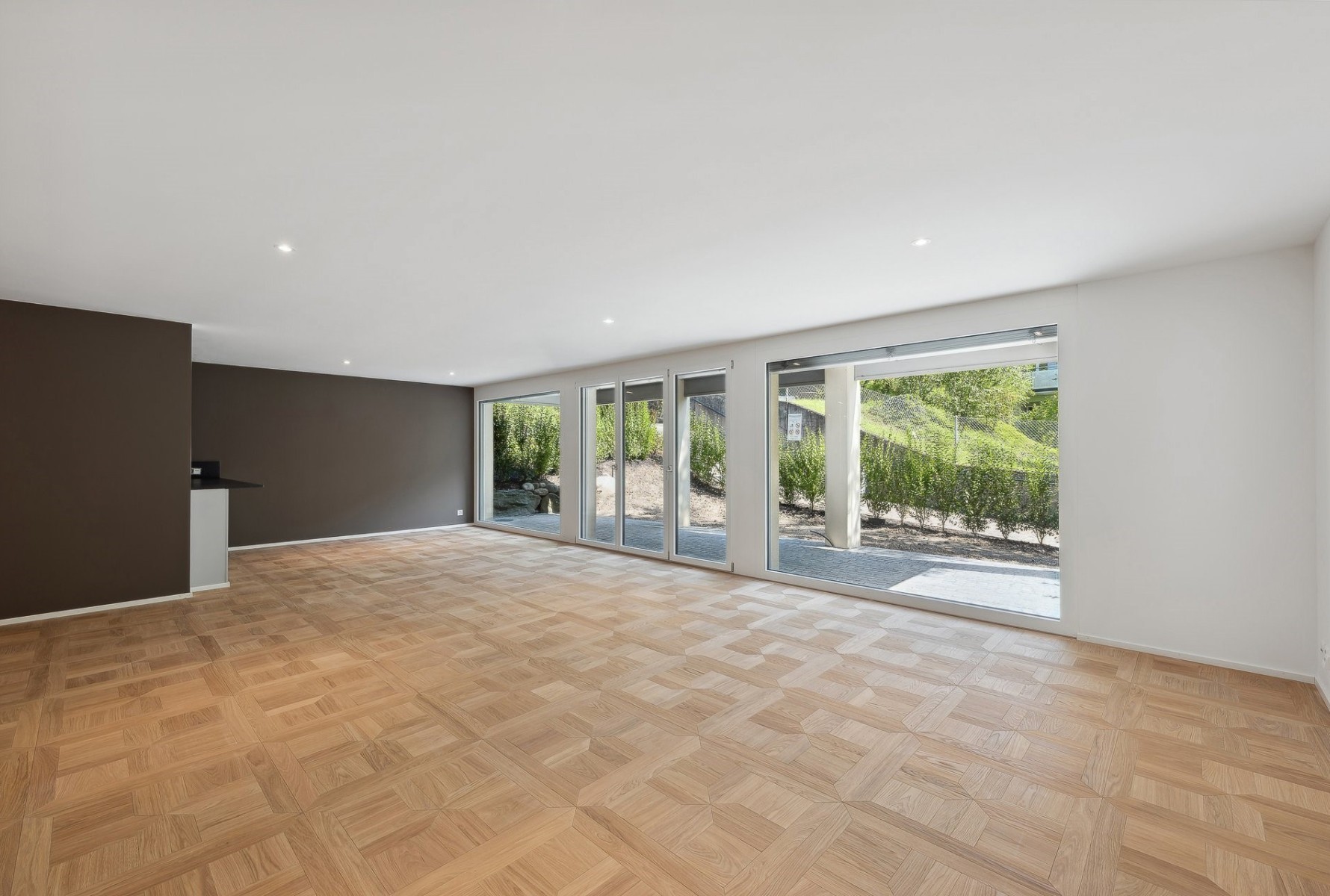 Kläusler Holz Metall Fenster L in Parterrewohnung in Zürich.