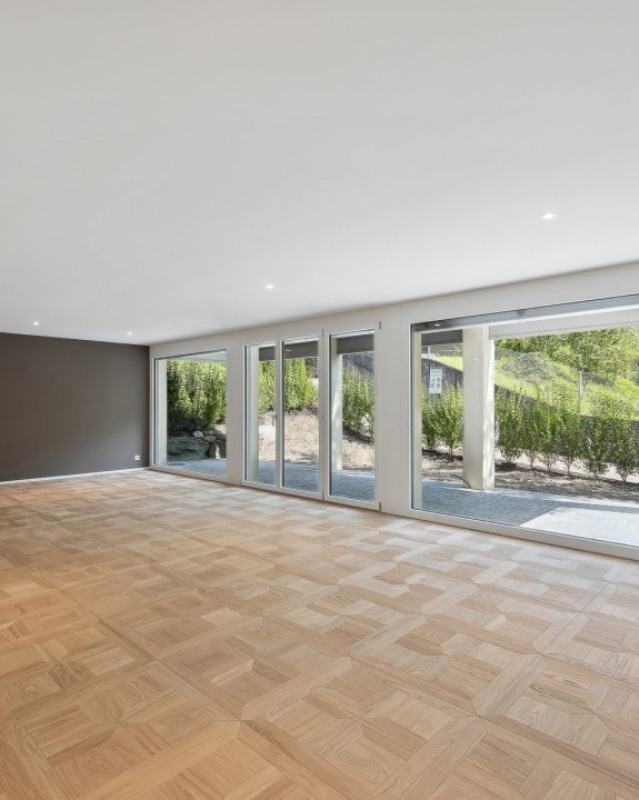 Kläusler Holz Metall Fenster L in Parterrewohnung in Zürich.