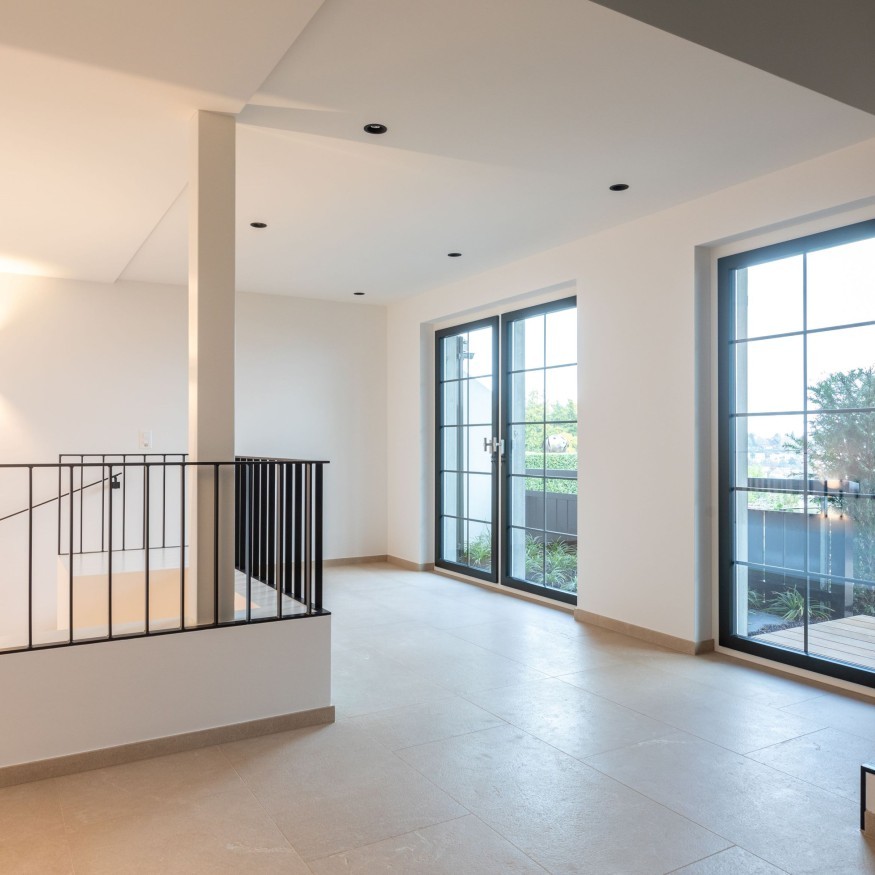 Die massgertigten Kläusler Holz Metall Fenster L fügen sich nahtlos in die Architektur des Hauses ein.