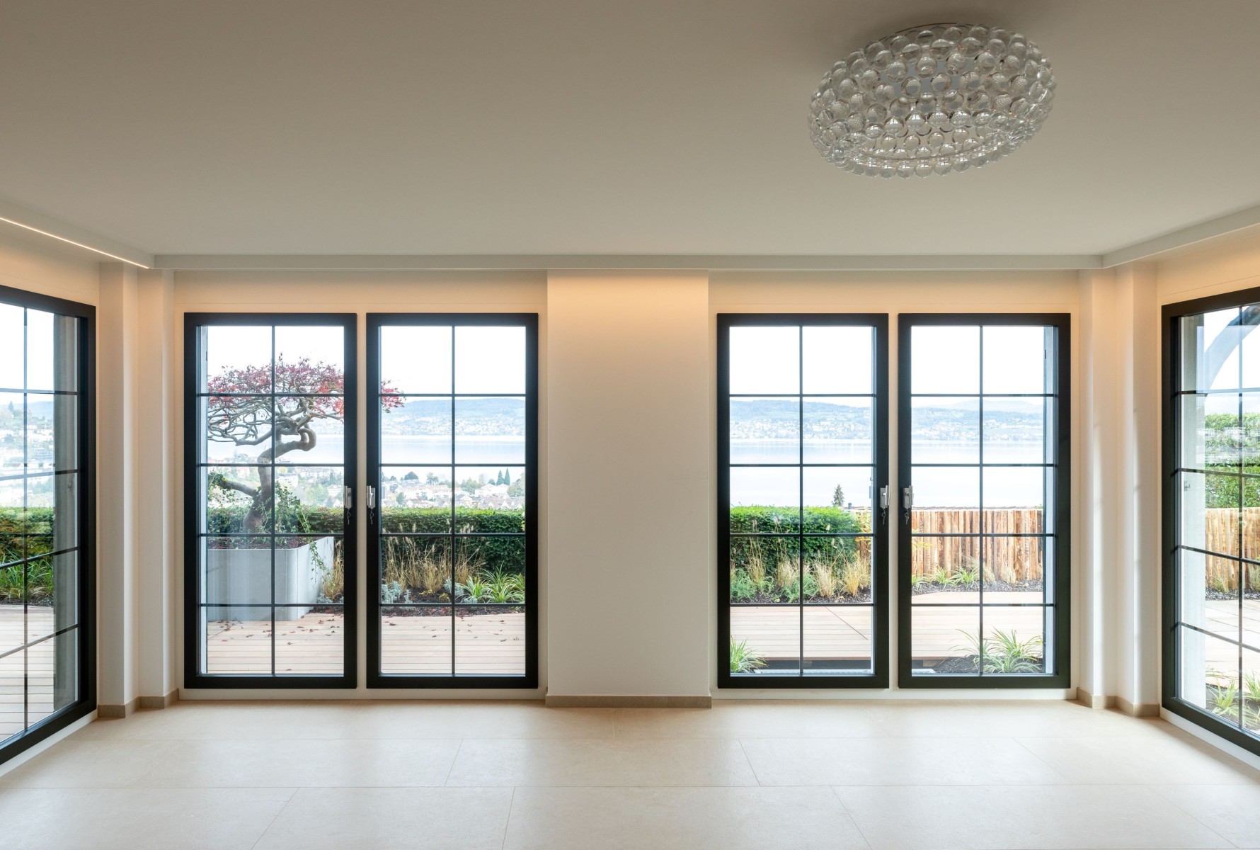 Kläusler Holz Metall Fenster L mit Sprossen zur Sanierung eines Einfamilienhauses am Zürichsee.
