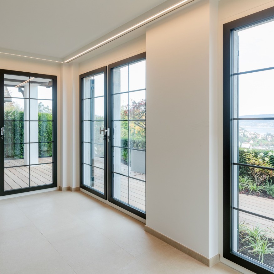 Mit dem Kläusler Holz Metall Fenster L wird der moderne Landhausstil  des Hauses betont.