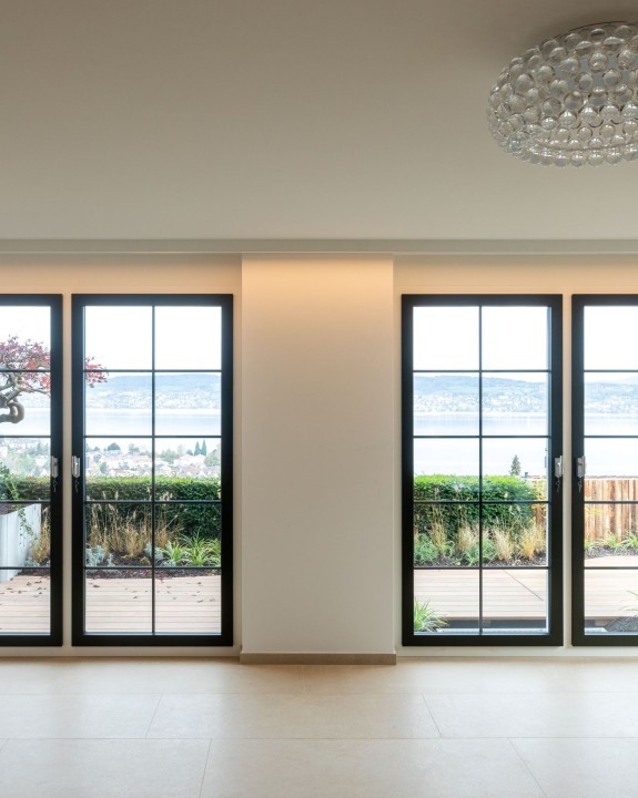 Kläusler Holz Metall Fenster L mit Sprossen zur Sanierung eines Einfamilienhauses am Zürichsee.